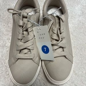 Size 7/ Cream casual shoes/ new with tag!